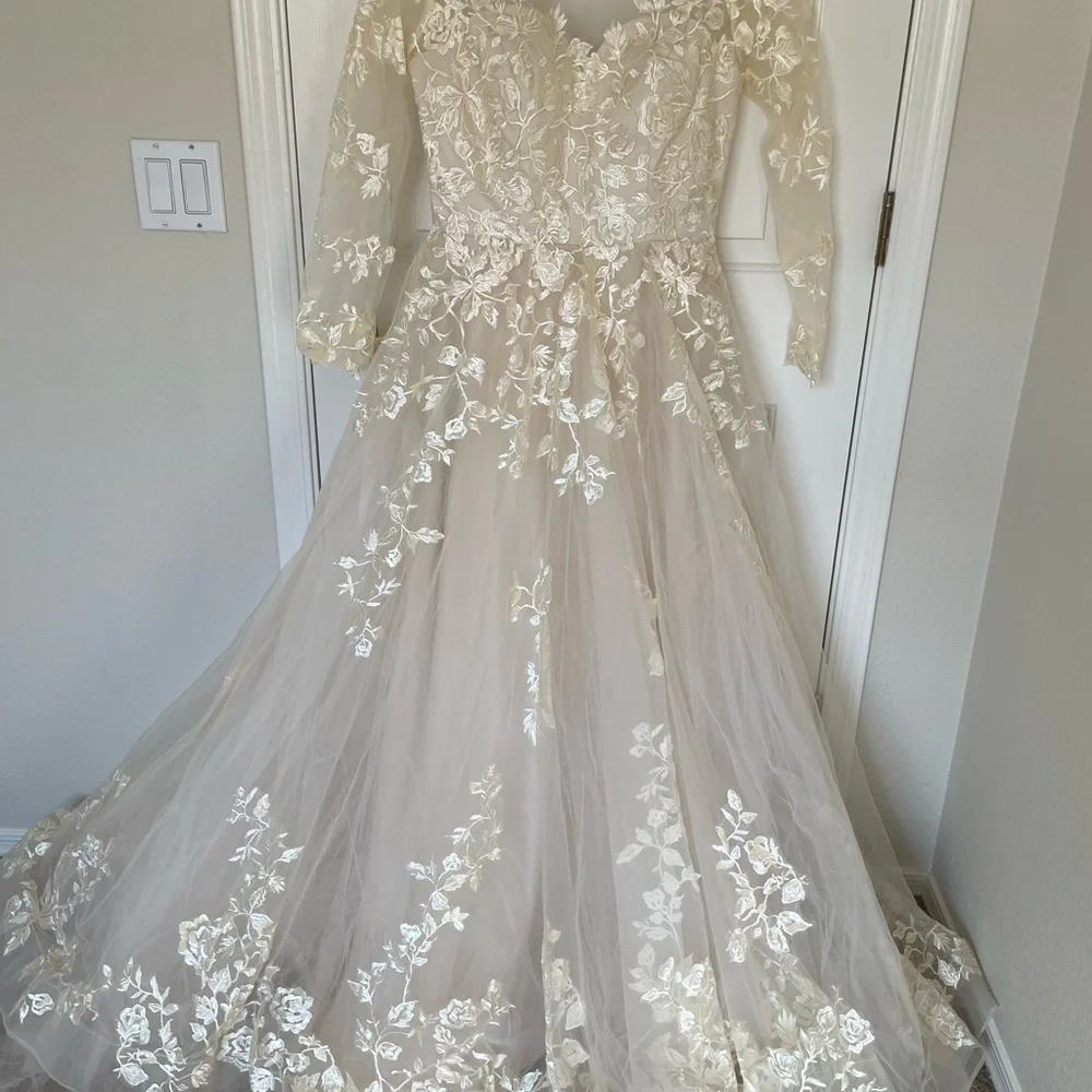 Gorgeous champagne lace wedding gown - Picture 2 of 12